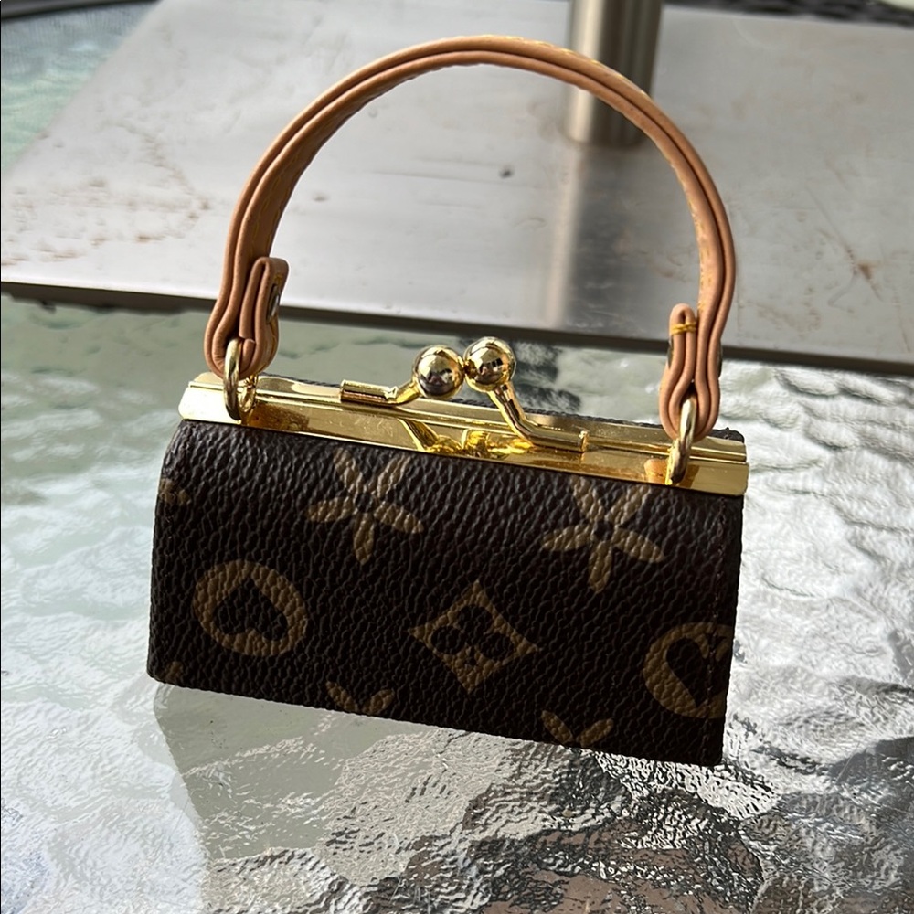 Womens fashion kisslock bag accessory